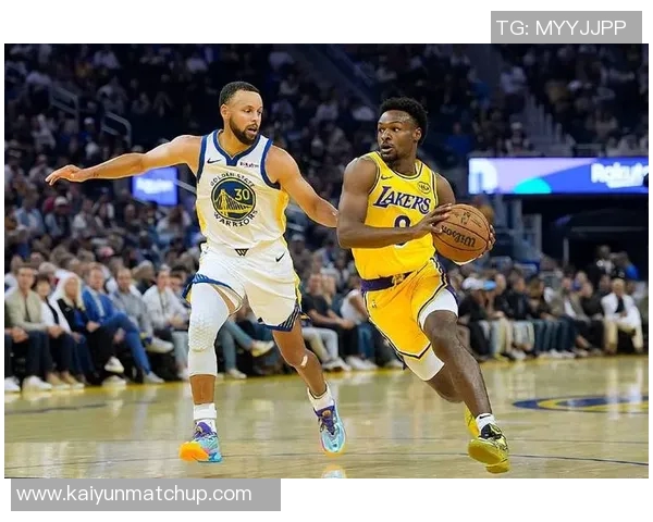 库里弧顶接球失去重心却依然精准命中布朗尼面前三分球 库里弧顶接球失去重心却依然精准命中布朗尼面前三分球